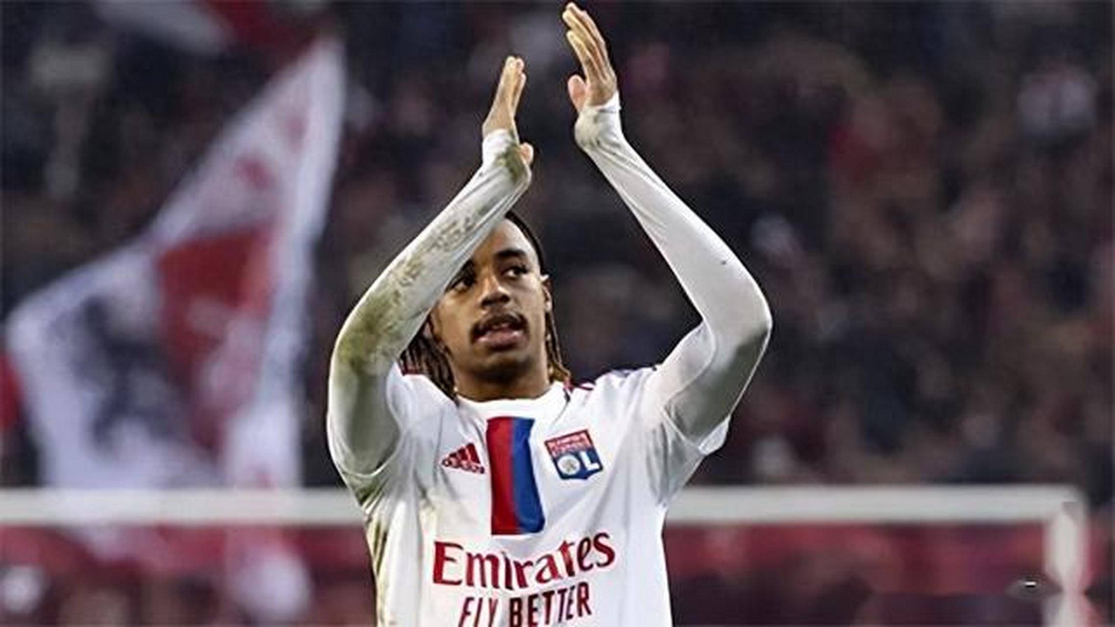 巴黎主场大胜里昂，保持领先地位