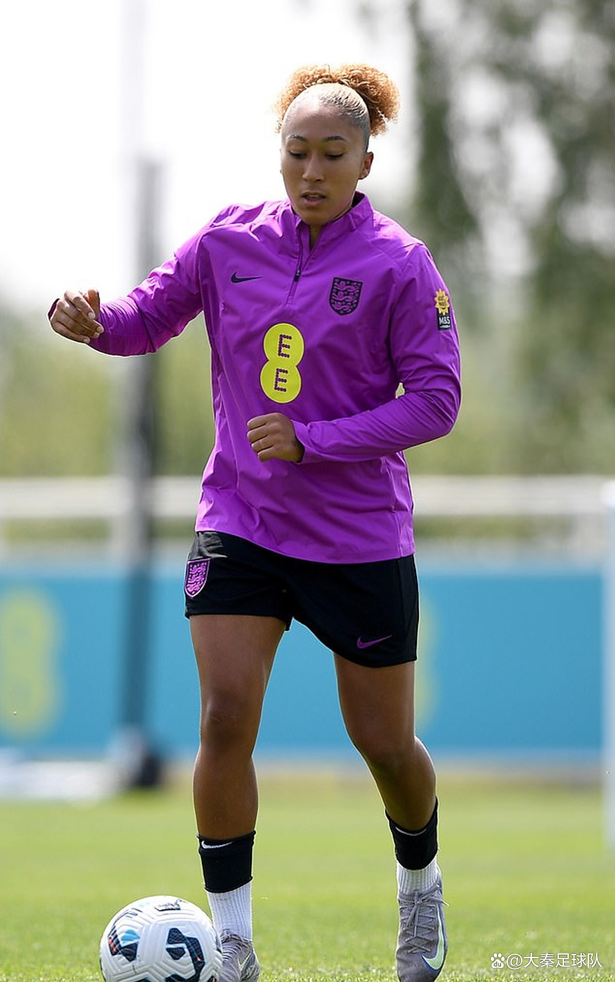 英格兰运动员展示出色球艺技能