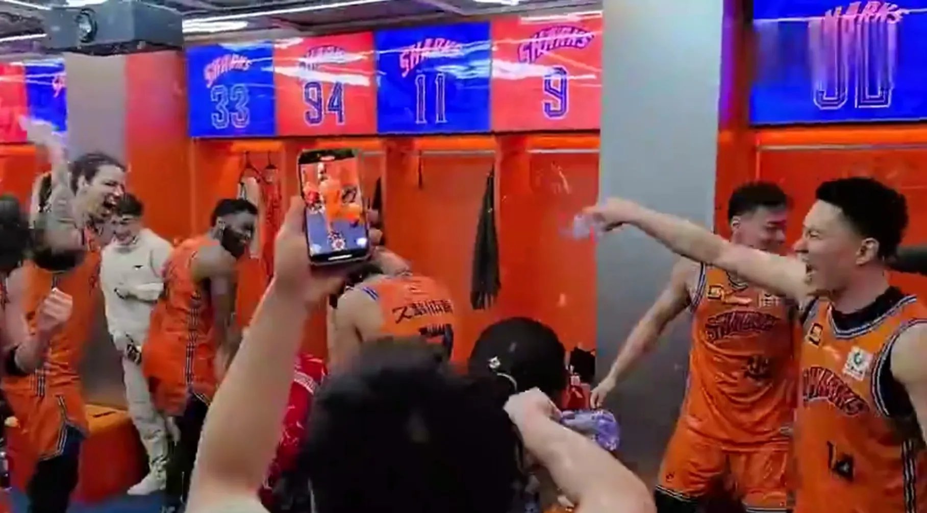 包含比分胶着的比赛吸引众多球迷观看，现场气氛热烈的词条