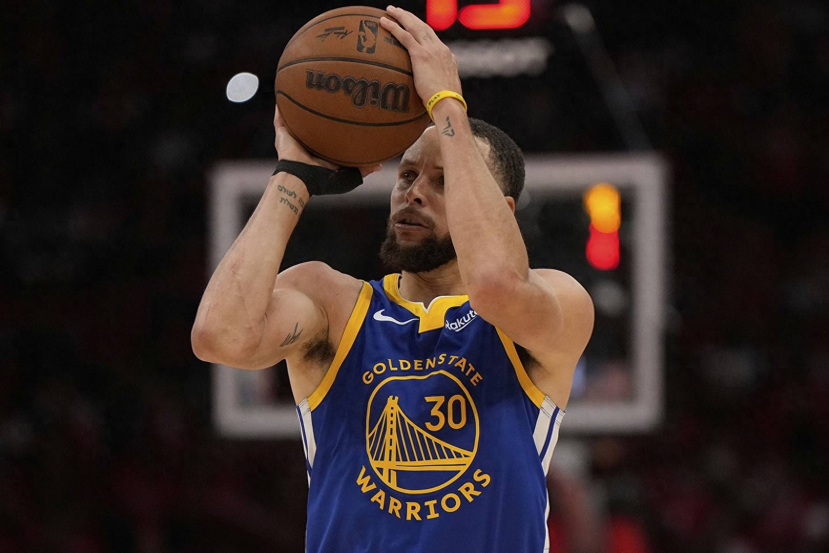 关于勇士凭借库里高效火力击败对手，保持不败的信息