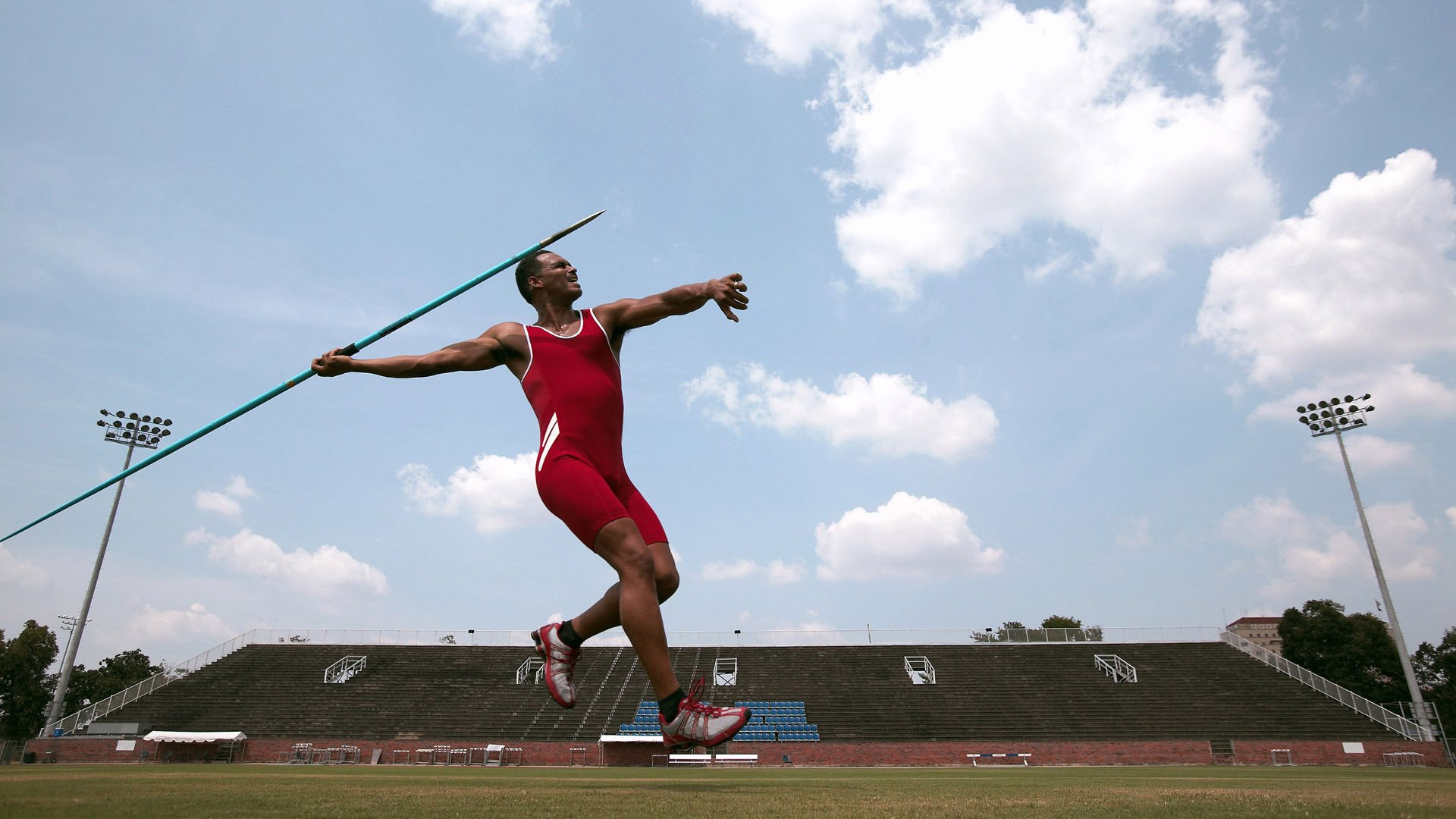 赛道轰鸣与绿茵传奇，F1揭幕战之夜，哈兰德如何上演生涯最佳表演